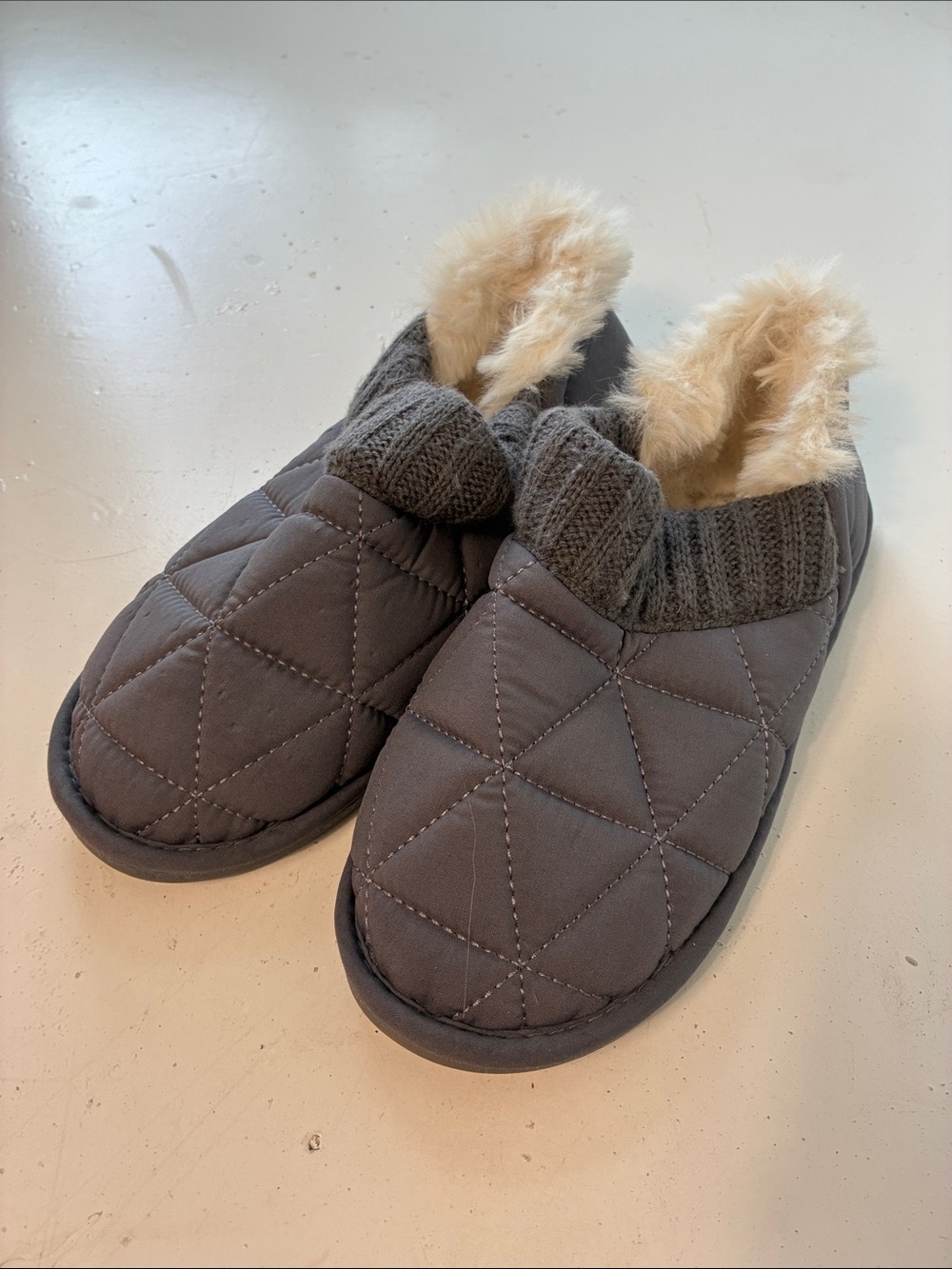 Aerosoles Medium 6.5-7.5 Gray Fuzzy Slip On Hard Bottom Slippers